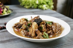 Ris de veau / kalfszwezerik met kalfsniertjes, morillessaus en gekarameliseerde ui