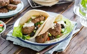 Gyrosbroodjes met frisse salade, yoghurtdressing en feta