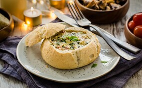 Roomkaasfondue geserveerd in knapperige broodjes met dips 
