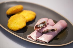 Hamrolletjes met pruimen en arapita’s met kaas