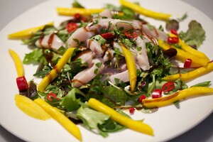 Salade met zwaardvis