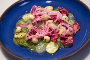 Ceviche gegaarde kabeljauw met zoetzure ui en marjoraan