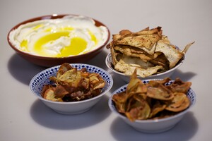 Komijn-, venkel- en flatbreadchips & knoflooklabne-dip