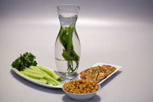 Farinata en garantitta & knapperige kikkererwten met komijn & komkommersalade en komkommer-oranjebloesemwater