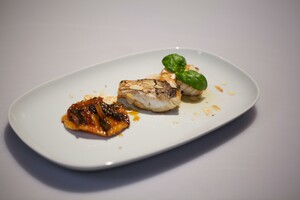 Tarte tatin van asperges en gebakken schelvis