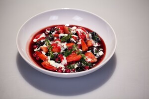 Gemarineerd rood fruit met basilicumsiroop en citrus crème fraîche