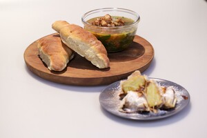 Bouillon met okra's en spekjes uit Suriname en bananas envueltas (bananenpakketjes met stroop)