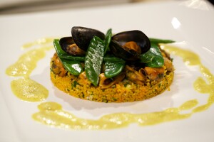 Knapperige groentecouscous met mosselen en kerrie-mosselsaus