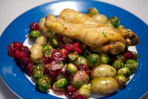 Gebakken spruitjes met cranberries en kippenpootjes