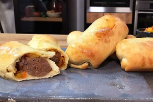 Merquez worstenbroodje met charmilla