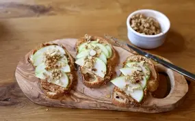 Toast met pindakaas, appel & cruesli