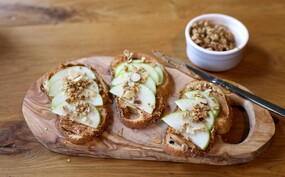 Toast met pindakaas, appel & cruesli