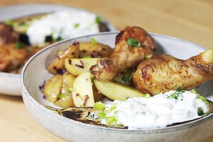 Gemarineerde kipdrumsticks met gepofte aubergine