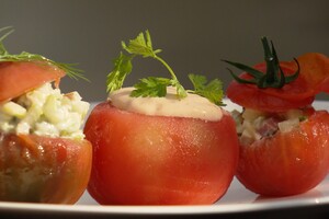 Trio van gevulde tomaten met drie soorten salades