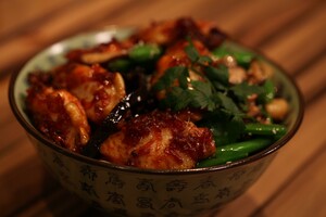 Gekaramelliseerde kippenvleugeltjes met paddenstoelen uit de wok