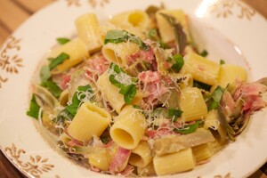 Pasta con carciofi e mozzarella (Pasta met artisjok en mozzarella)
