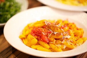 Gnocchi met saffraansaus en kaneel en rucolasalade