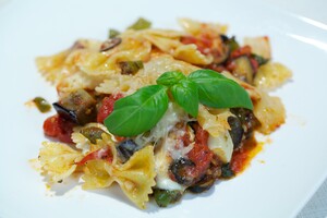 Farfalle alla pizzaiolo (pasta-ovenschotel met pizzasaus)
