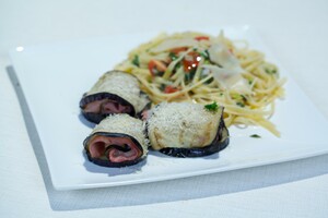 Linguine con erbe miste e pomodorini (pasta met kruiden & tomaatjes) & Involtini di melanzane (Gerolde aubergine)