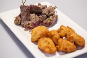 Stokvisballetjes van de Antillen en biefstukrolletjes