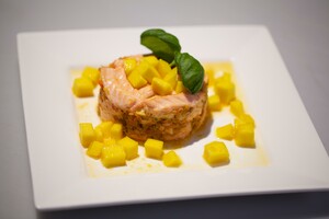 Taartje van zalm, gamba’s en mango (Suriname)
