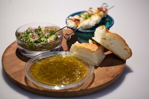 Visskewers met een marinade van gekonfijte citroen, gekonfijte citroendip en citroensalsa