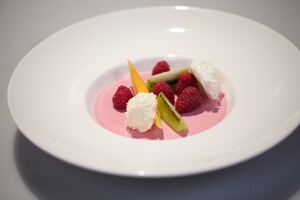 Frambozen panna cotta met kiwi en kokosmeringue