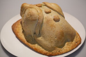 Feestelijke blije kip in zoutdeeg