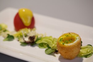 Krokant eitje en gevulde tomaat