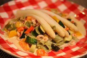 Witte asperges op een zomerse pasta met garnalen