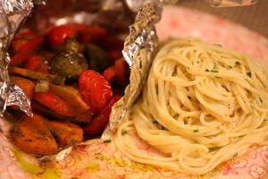 Gestoomde groentepakketjes met spaghetti
