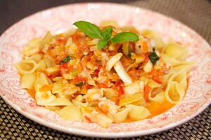 Trostomatensaus met schelpjespasta en vis