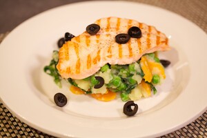 Spinazie-doperwten stamppot met gegrilde zalm