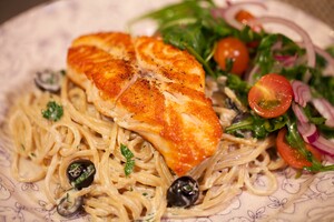 Zomerse pasta met een saus van cuisine
