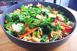 Oosterse pastasalade met garnalen