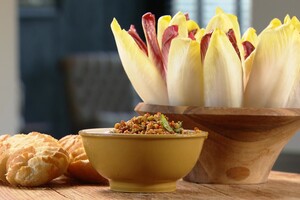 Witlofblaadjes met blue cheese dip en tapenade