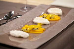 Tropische sneeuweieren met mango coulis