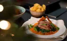 Biefstuk met paprikasaus en Parmaham