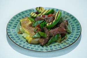 Pittige rundvleesreepjes met pommes-prak en gegrilde avocado