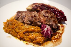 Gegrilde entrecote en radicchio met wortelcompote