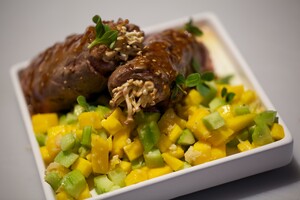 Ribeye-rolletjes met paddenstoelen & mango-komkommersalade