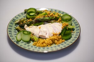 Malse kipfilet met krokante asperges en kerriekruim