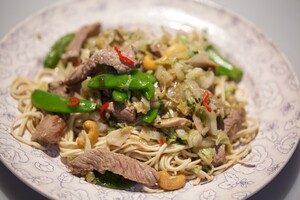Biefstuk uit de wok met Chinese kool en shiitakes