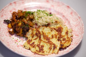 Gestoofde zuurkool met aardappelpannenkoekjes