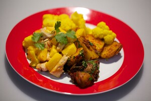 Mangokip met Bombay aardappels