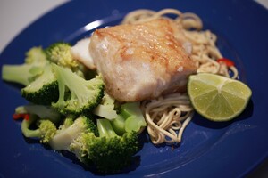 Aziatisch visje met broccolisalade