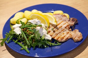 Gegrilde karbonades met linzensalade