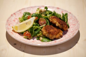 Viskoekjes met avocadosalade