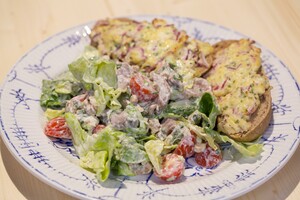Haringsalade met krokante uienbroodjes