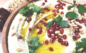 Flatbread met hummus en granaatappel